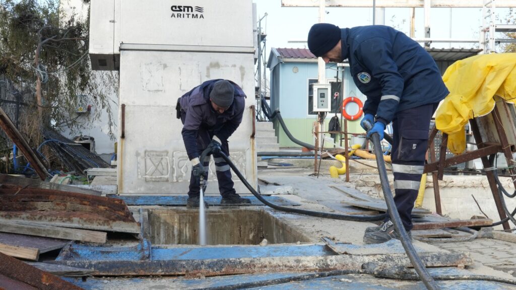 Aile ve Sosyal Hizmetler Bakanı Mahinur Özdemir Göktaş, 2016 yılından bugüne uygulanan Yaşlı Destek Programı (YADES) ile toplam 105,6 milyon lira finansman desteği sağladıklarını belirterek, 10 yılda 86 farklı belediyede yürütülen 123 projeyle, 108 bin 851 hanede 164 bin 144 yaşlı vatandaşa ulaştıklarını bildirdi.                                                            Bakan Göktaş, Türkiye’de 65 yaş ve üzeri nüfusun son 5 yılda yüzde 20,7 artarak 9 milyonun üzerine çıktığını ve toplam nüfus içindeki payının yüzde 10,6’ya yükseldiğini kaydetti.   Gelişmiş ülkelerin bir asırda yaşadığı yaşlanma sürecinin Türkiye’de çok daha kısa sürede gerçekleştiğini vurgulayan Göktaş, “Bakanlık olarak temel yaklaşımımız, yaşlılarımızın aileleri ve yakınlarıyla birlikte, alışık oldukları çevrede, aktif ve sağlıklı bir şekilde yaşlanmalarını sağlamak. Bu doğrultuda, bakım ihtiyacı olan yaşlı vatandaşlarımıza sunduğumuz hizmetleri sadece kurumsal bakımla sınırlı tutmuyoruz. Evde bakım yardımı, sosyal yardımlar ve gündüzlü bakım hizmetleri gibi toplum temelli modellerimizi, birbirini bütüncül bir şekilde tamamlayacak bir yapıda hayata geçiriyoruz.” ifadelerini kullandı.  Bu çerçevede yaşlı vatandaşların hayat kalitesini artırmak ve toplumsal hayata katılımlarını desteklemek amacıyla belediyelerle iş birliği içinde 2016’dan bu yana YADES programını sürdürdüklerini bildiren Göktaş, şunları kaydetti: “2025 yılı projelerimiz için ayırdığımız 41,2 milyon liralık kaynakla birlikte, YADES kapsamında 10 yılda sağladığımız toplam finansman desteği 105,6 milyon lirayı buldu. Bu süreçte, 86 farklı belediyemizde yürütülen 123 projeyle 108 bin 851 hanede 164 bin 144 yaşlı vatandaşımıza ulaştık. Evde bakım, psiko-sosyal destek ve kültürel faaliyetlerimizle yaşlılarımızın hem hayatını kolaylaştırdık hem de sosyal hayata katılımlarını destekledik. Belediyelerimizle iş birliği içinde, yaşlılarımızın yaşam kalitesini artırmaya ve onlara her alanda destek olmaya devam edeceğiz.”