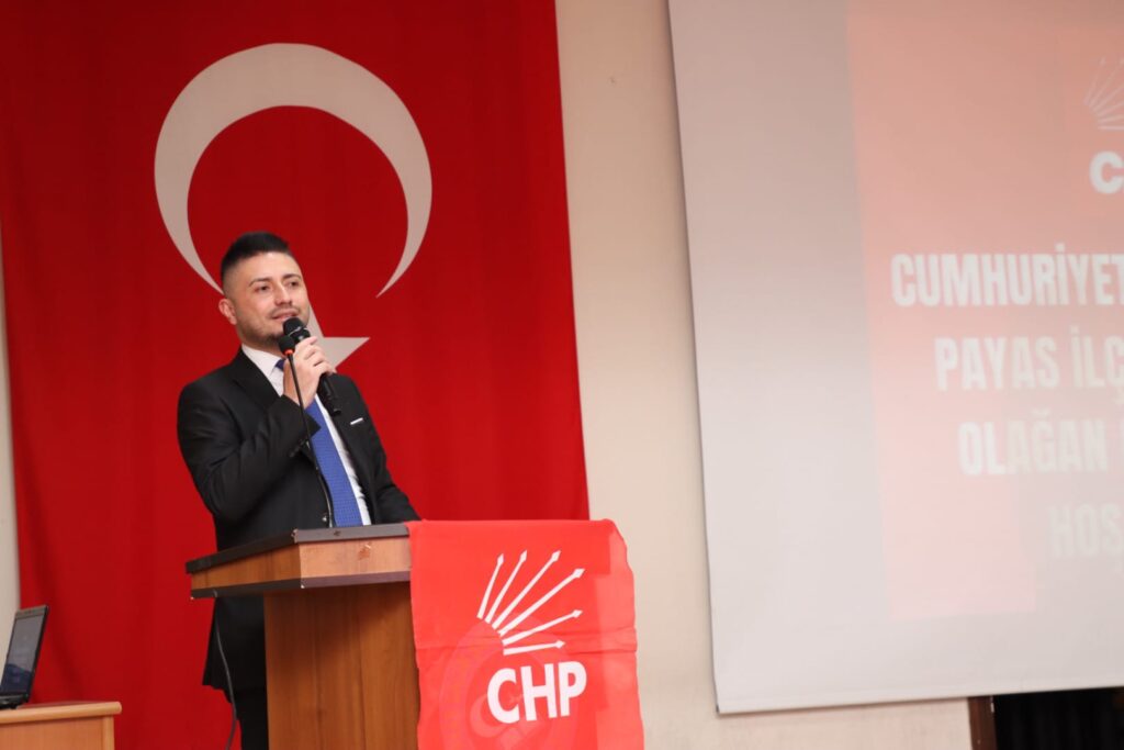 Erdinç Keskin: İstiklal Marşı Bu Milletin Dilidir  Cumhuriyet Halk Partisi Payas İlçe Başkanı Erdinç Keskin, İstiklal Marşı’nın farklı dillere çevrilerek okutulmasına yönelik tartışmalara sert tepki göstererek, milli değerlerin korunması gerektiğini vurguladı.  “İSTİKLAL MARŞI MİLLETİN ORTAK HAFIZASIDIR.”  Cumhuriyet Halk Partisi Payas İlçe Başkanı Erdinç Keskin, İstiklal Marşı’nın Türk milletinin bağımsızlık yemini ve ortak hafızası olduğunu belirterek, marşın anlam ve ruhunun korunması gerektiğini ifade etti.  Keskin, Mehmet Akif Ersoy’un kaleminden çıkan İstiklal Marşı’nın, milletin yokluk içinde verdiği kurtuluş mücadelesinin bir simgesi olduğunu dile getirdi.  “BU SADECE BİR TERCÜME MESELESİ DEĞİLDİR.”  İstiklal Marşı’nın farklı dillere çevrilerek okutulmasına yönelik girişimlere karşı çıkan CHP Payas İlçe Başkanı Erdinç Keskin, şu ifadeleri kullandı: “Bugün bazı okullarda İstiklal Marşı’nın farklı dillerde okutulması kabul edilemez bir yanlıştır. Bu mesele basit bir tercüme meselesi değildir. Bu, milletin ortak değerleriyle oynamaktır.” şeklinde konuştu.  Keskin, marşın ilk kelimesi olan “Korkma” ifadesinin Türk milletinin kendi diliyle ayağa kalkışının sembolü olduğunu vurguladı.  “OKULLAR DENEY ALANI DEĞİLDİR.”  Cumhuriyet Halk Partisi Payas İlçe Başkanı Erdinç Keskin, eğitim kurumlarının ideolojik tartışmaların merkezi haline getirilmemesi gerektiğini belirterek şu değerlendirmede bulundu: “Bir milletin bağımsızlık marşı tercüme edilemez. Ortak hafızamız başka dillere çevrilerek anlamından koparılamaz. Okullar ideolojik deney alanı değildir. Cumhuriyet’in değerleriyle oynanmasına asla izin vermeyiz.” ifadelerini kullandı.  “SESSİZ KALMAYACAĞIZ.”  Yanlış uygulamalara karşı toplumsal duyarlılığın önemine dikkat çeken Keskin, açıklamasını şu sözlerle tamamladı: “Bugün münferit denilen yanlışlara sessiz kalırsak, yarın bunları normalleştirmek isterler. İstiklal Marşı Türkçedir, Türk milletinindir. Sessiz kalmayacağız.” ifadelerini kullandı.