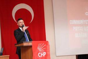 Erdinç Keskin: İstiklal Marşı Bu Milletin Dilidir  Cumhuriyet Halk Partisi Payas İlçe Başkanı Erdinç Keskin, İstiklal Marşı’nın farklı dillere çevrilerek okutulmasına yönelik tartışmalara sert tepki göstererek, milli değerlerin korunması gerektiğini vurguladı.  “İSTİKLAL MARŞI MİLLETİN ORTAK HAFIZASIDIR.”  Cumhuriyet Halk Partisi Payas İlçe Başkanı Erdinç Keskin, İstiklal Marşı’nın Türk milletinin bağımsızlık yemini ve ortak hafızası olduğunu belirterek, marşın anlam ve ruhunun korunması gerektiğini ifade etti.  Keskin, Mehmet Akif Ersoy’un kaleminden çıkan İstiklal Marşı’nın, milletin yokluk içinde verdiği kurtuluş mücadelesinin bir simgesi olduğunu dile getirdi.  “BU SADECE BİR TERCÜME MESELESİ DEĞİLDİR.”  İstiklal Marşı’nın farklı dillere çevrilerek okutulmasına yönelik girişimlere karşı çıkan CHP Payas İlçe Başkanı Erdinç Keskin, şu ifadeleri kullandı: “Bugün bazı okullarda İstiklal Marşı’nın farklı dillerde okutulması kabul edilemez bir yanlıştır. Bu mesele basit bir tercüme meselesi değildir. Bu, milletin ortak değerleriyle oynamaktır.” şeklinde konuştu.  Keskin, marşın ilk kelimesi olan “Korkma” ifadesinin Türk milletinin kendi diliyle ayağa kalkışının sembolü olduğunu vurguladı.  “OKULLAR DENEY ALANI DEĞİLDİR.”  Cumhuriyet Halk Partisi Payas İlçe Başkanı Erdinç Keskin, eğitim kurumlarının ideolojik tartışmaların merkezi haline getirilmemesi gerektiğini belirterek şu değerlendirmede bulundu: “Bir milletin bağımsızlık marşı tercüme edilemez. Ortak hafızamız başka dillere çevrilerek anlamından koparılamaz. Okullar ideolojik deney alanı değildir. Cumhuriyet’in değerleriyle oynanmasına asla izin vermeyiz.” ifadelerini kullandı.  “SESSİZ KALMAYACAĞIZ.”  Yanlış uygulamalara karşı toplumsal duyarlılığın önemine dikkat çeken Keskin, açıklamasını şu sözlerle tamamladı: “Bugün münferit denilen yanlışlara sessiz kalırsak, yarın bunları normalleştirmek isterler. İstiklal Marşı Türkçedir, Türk milletinindir. Sessiz kalmayacağız.” ifadelerini kullandı.