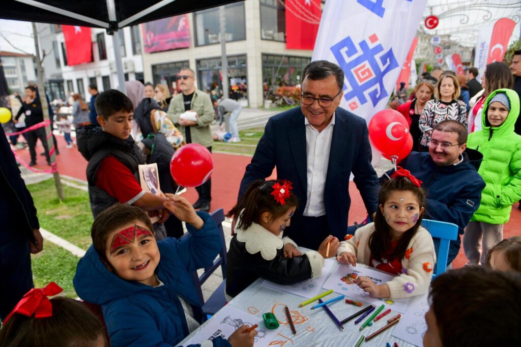 ALTIEYLÜL’DE ÇOCUKLAR EĞLENCEYE DOYDU