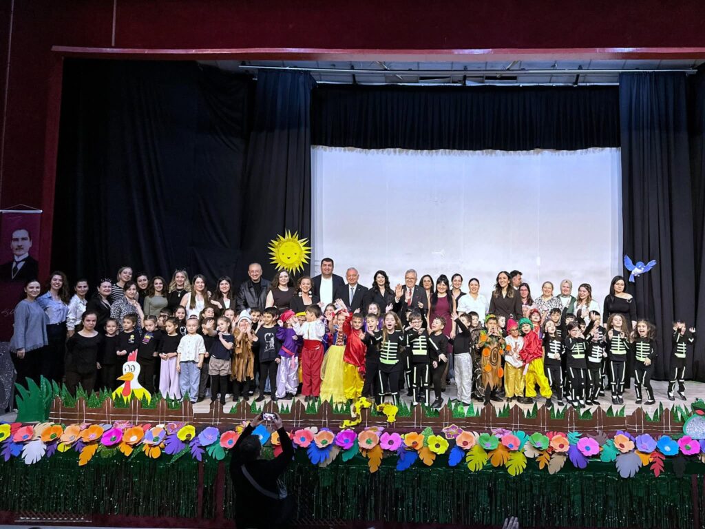 ZÜBEYDE HANIM VE TÜRKAN SAYLAN GÜNDÜZ BAKIMEVİ ÖĞRENCİLERİ, SAHNEDEKİ BAŞARILARIYLA GÖZ DOLDURDU!