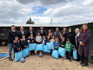 Başkan Akın’dan kırsaldaki çocuklara 23 Nisan hediyesi