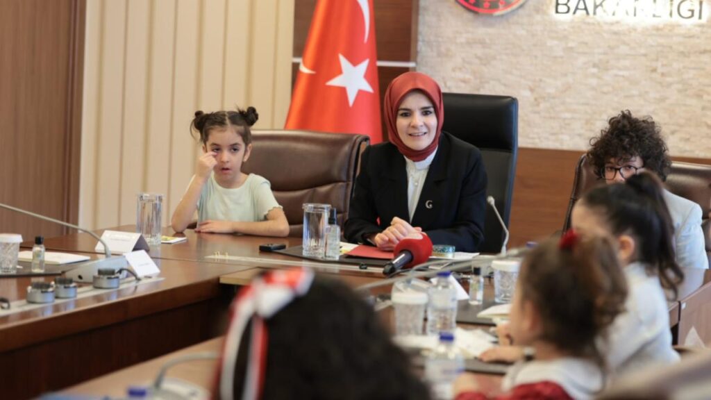 Bakan Göktaş, 23 Nisan dolayısıyla şehit ve gazi çocuklarını ağırladı