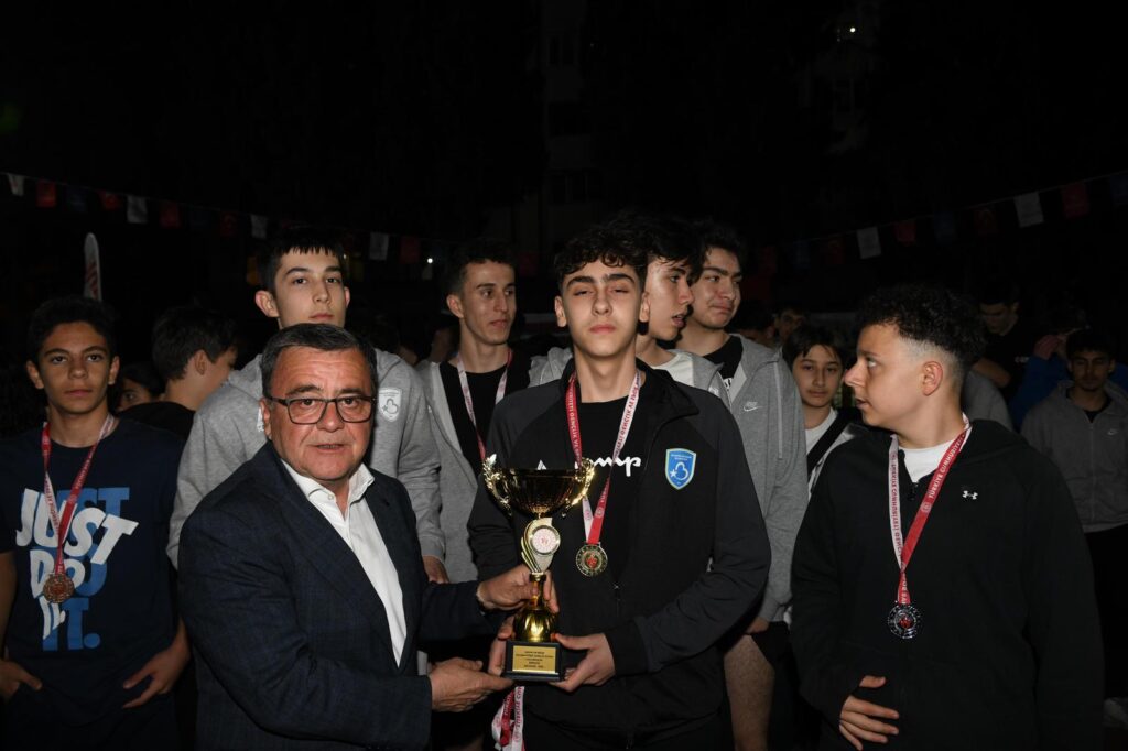 ALTIEYLÜL’DE GENÇLİK ŞÖLENİ