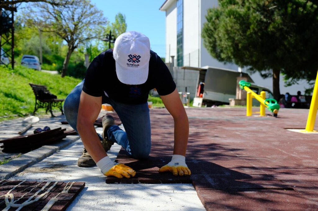 ALTIEYLÜL PARK VE BAHÇELER MÜDÜRLÜĞÜ SAHADA YOĞUN MESAİDE