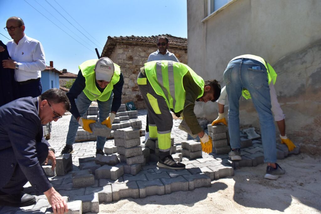 FEN İŞLERİ EKİPLERİ KIRSAL MAHALLELERDE YOĞUN MESAİ YAPIYOR