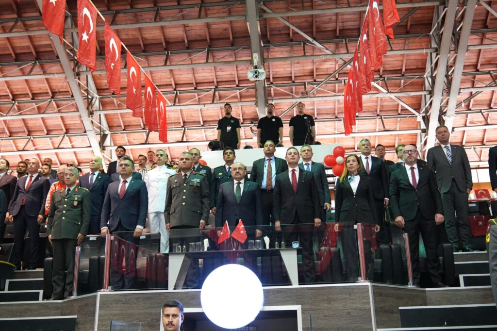 Balıkesir’de 19 Mayıs Atatürk’ü Anma, Gençlik ve Spor Bayramı, Atatürk Anıtı’na çelenk sunma töreniyle başladı.