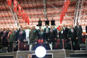Balıkesir’de 19 Mayıs Atatürk’ü Anma, Gençlik ve Spor Bayramı, Atatürk Anıtı’na çelenk sunma töreniyle başladı.