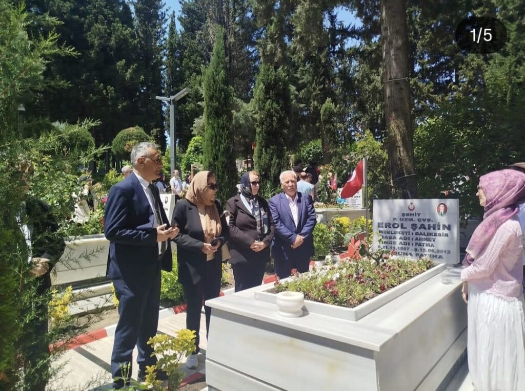 İYİ Parti Karesi İlçe Başkanlığı’ndan Şehitlik Ziyareti