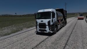 Balıkesir Büyükşehir Belediye Başkanı Ahmet Akın’ın üretimi ve üreticiyi merkeze alan tarım vizyonu doğrultusunda, Balıkesir Su ve Kanalizasyon İdaresi Genel Müdürlüğü (BASKİ) Manyas Ovası’nda 2026 yılı sulama sezonu öncesinde kapsamlı hazırlık çalışmalarını tamamlandı.   Balıkesir’in verimli topraklarında tarımsal üretimini sürdüren çiftçilerin suya zamanında ve düzenli şekilde erişebilmesi amacıyla Balıkesir Büyükşehir Belediyesi’ne bağlı Balıkesir Su ve Kanalizasyon İdaresi Genel Müdürlüğü (BASKİ) tarafından kapsamlı bir çalışma gerçekleştirildi. Bu kapsamda sulama kanalları ve iletim hatları sulama sezonuna hazır hale getirildi. Manyas Barajı Regülatörü’nde gerçekleştirilen sezon açılış programına Manyas Belediye Başkanı Ahmet Duru, Manyas Kaymakamı Mustafa Salih Bayram, Balıkesir Büyükşehir Belediyesi Güney Marmara Bölge Koordinatörü Murat Karakoyun, ilgili daire başkanları, yöneticiler ve çiftçi temsilcileri katılım sağladı.   ÇİFTÇİ ODAKLI HİZMETLE ÜRETİM GÜCÜ ARTACAK   Balıkesir Su ve Kanalizasyon İdaresi Genel Müdürlüğü’nün yürüttüğü çalışmalar kapsamında, sulama sezonu öncesinde Manyas Ovası Sulama Tesisi’nde bakım ve hazırlık çalışmaları gerçekleştirildi. BASKİ’nin altyapı destekleri sayesinde, tarımın yoğun olarak yapıldığı Manyas’ta sulama sezonunun verimli ve kesintisiz geçmesi için, açık sulama kanallarında makinalı temizlik çalışmaları tamamlandı. Temizlik çalışmalarının ardından gerçekleştirilen yabancı ot mücadelesiyle ana iletim hatlarının sağlıklı ve düzenli su iletimi yapması sağlandı. Kapalı sulama hatlarında ise bakım, kontrol ve teknik inceleme çalışmaları titizlikle yürütüldü. Yapılan çalışmalar sayesinde sulama altyapısının işlevselliği artırılırken, sezon boyunca oluşabilecek olası aksaklıkların önüne geçilmesi amaçlandı.   2 BİN ÇİFTÇİ İÇİN KESİNTİSİZ SULAMA HEDEFİ   Manyas Ovası Sulama Tesisi’nden faydalanan yaklaşık 2 bin çiftçinin sulama faaliyetlerini sorunsuz sürdürebilmesi adına tüm teknik ve operasyonel hazırlıklar eksiksiz şekilde tamamlandı. Üreticinin emeğini korumayı öncelik haline getiren BASKİ Genel Müdürlüğü, tarımsal üretime verdiği destekle kırsalda kalkınmayı güçlendirmeye devam ediyor.   BAYRAM: “MANYAS’IMIZA HAYIRLI OLSUN”   Üreticilerin bol bereketli bir sezon geçirmeleri temennisinde bulunan Manyas Kaymakamı Mustafa Salih Bayram, “Barajımızın kapasitesi şu anda yüzde yüz dolu durumda. Buradan salınan su ile 150 dönüm arazi sulanıyor. Yaklaşık 2 bin çiftçimize hizmet vermekteyiz. Bölge olarak çok güzel bir kış dönemi geçirdik. İnşallah önümüzdeki dönemi de çok güzel bir şekilde geçirerek çiftçimiz için bol bereketli hasat zamanına da kavuşuruz diye ümit ediyoruz. Balıkesir Büyükşehir Belediyemiz ekiplerince buraya toplandık, güzel bir açılış oldu. Manyas’ımıza hayırlı olsun.” dedi.   KARAKOYUN: “TARLA YOLLARINI DA YAPIYORUZ”   Çiftçilere bereketli bir sezon dileyen Balıkesir Büyükşehir Belediyesi Güney Marmara Bölge Koordinatörü Murat Karakoyun, “Öncelikle Ahmet Akın Başkan’ımıza bütün çiftçilerimiz adına teşekkür ediyoruz. Sadece su vermekle iş bitmiyor. Bütün tarla yollarını yapıyoruz. En yakın zamanda da çiftçilerimizle buluşturacağız. Allah herkesin bereketini artırsın.” ifadelerini kullandı.   DURU: “ÇİFTÇİLERİMİZE BOL BEREKETLİ HARMANLAR DİLİYORUM”   Balıkesir Büyükşehir Belediye Başkanı Ahmet Akın’a çalışmalar ve desteklerinden dolayı teşekkürlerini sunan Manyas Belediye Başkanı Ahmet Duru, “Çiftçilerimize hayırlı, bol bereketli harmanlar diliyoruz.” dedi.