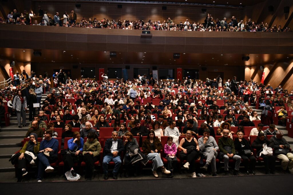 Balıkesir Büyükşehir Belediyesi Şehir Tiyatrosu ilk ayında seyirciden tam not aldı
