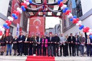 ALTIEYLÜL’DE SOSYAL BELEDİYECİLİĞİN YENİ ADRESİ KAPILARINI AÇTI